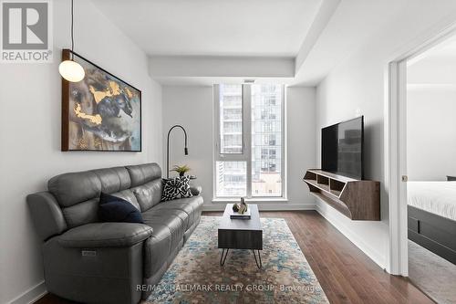1010 - 179 Metcalfe Street, Ottawa, ON - Indoor Photo Showing Living Room