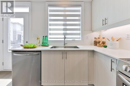 2168 Postmaster Drive, Oakville, ON - Indoor Photo Showing Kitchen With Upgraded Kitchen