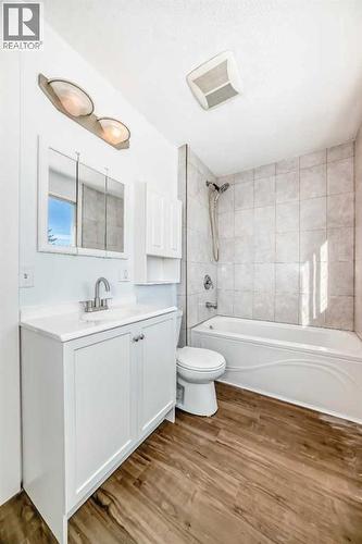 60 Erin Mount Crescent Se, Calgary, AB - Indoor Photo Showing Bathroom