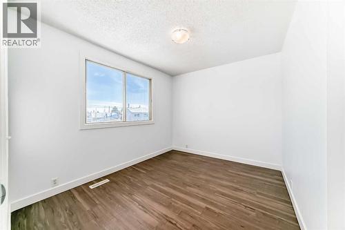 60 Erin Mount Crescent Se, Calgary, AB - Indoor Photo Showing Other Room