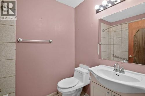 44 Winslow Crescent Sw, Calgary, AB - Indoor Photo Showing Bathroom