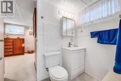 7431 5 Street Sw, Calgary, AB - Indoor Photo Showing Bathroom