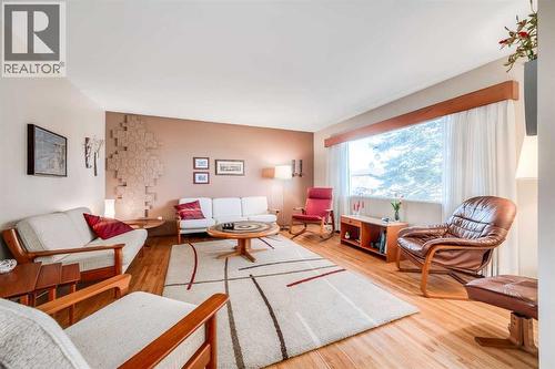 7431 5 Street Sw, Calgary, AB - Indoor Photo Showing Living Room