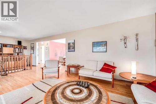 7431 5 Street Sw, Calgary, AB - Indoor Photo Showing Living Room