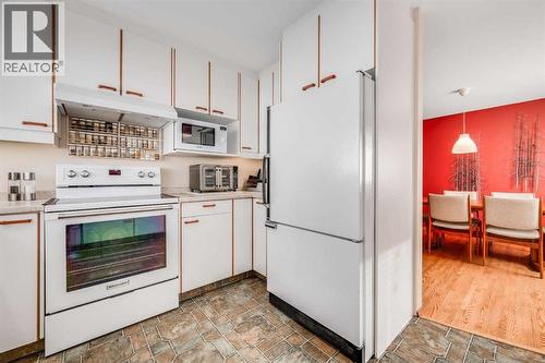 7431 5 Street Sw, Calgary, AB - Indoor Photo Showing Kitchen