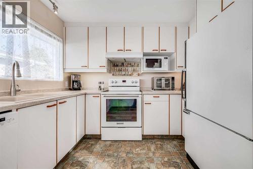 7431 5 Street Sw, Calgary, AB - Indoor Photo Showing Kitchen