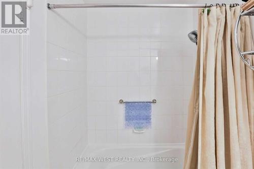 Gv-108 - 330 Princess Royal Drive, Mississauga, ON - Indoor Photo Showing Bathroom