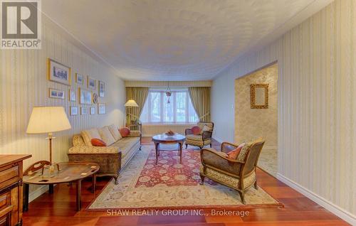 32 Brookview Court, Kitchener, ON - Indoor Photo Showing Living Room
