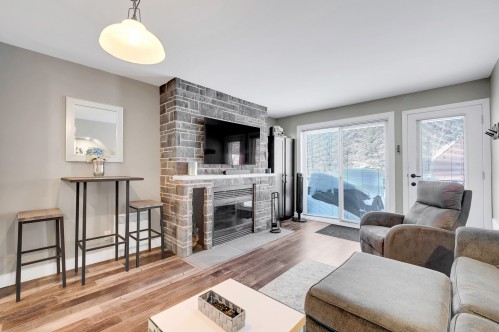 Salon - 206-305 Ch. Des Faîtières, Piedmont, QC - Indoor Photo Showing Living Room With Fireplace