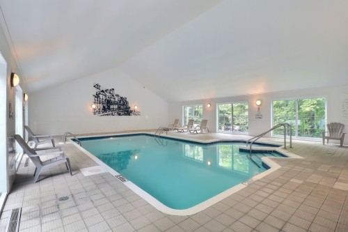 Piscine - 206-305 Ch. Des Faîtières, Piedmont, QC - Indoor Photo Showing Other Room With In Ground Pool