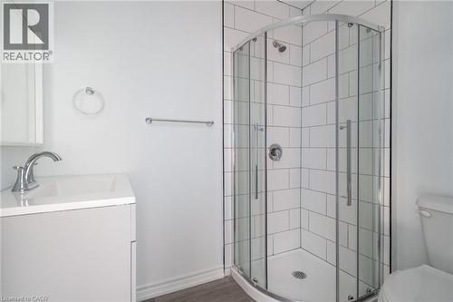 16 West Avenue S, Hamilton, ON - Indoor Photo Showing Bathroom