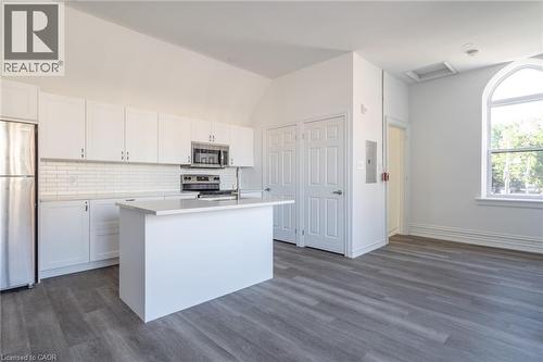 16 West Avenue S, Hamilton, ON - Indoor Photo Showing Kitchen
