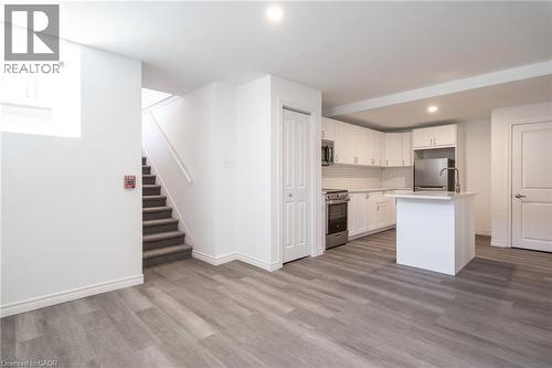 16 West Avenue S, Hamilton, ON - Indoor Photo Showing Kitchen