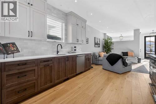 124 26 Avenue Ne, Calgary, AB - Indoor Photo Showing Kitchen
