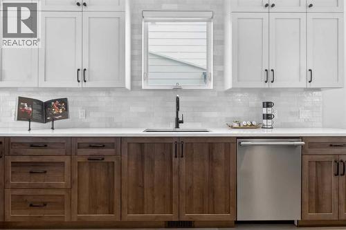 124 26 Avenue Ne, Calgary, AB - Indoor Photo Showing Kitchen With Upgraded Kitchen