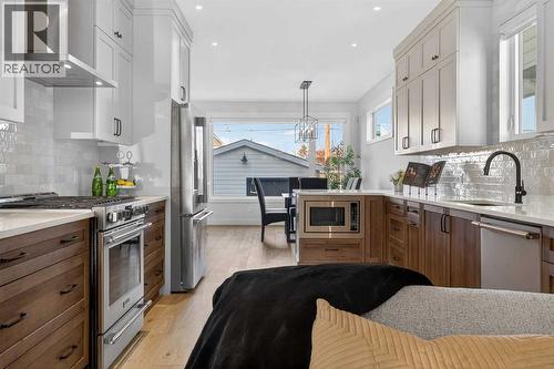 124 26 Avenue Ne, Calgary, AB - Indoor Photo Showing Kitchen With Upgraded Kitchen