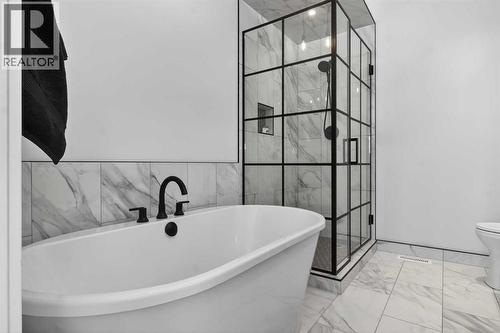 124 26 Avenue Ne, Calgary, AB - Indoor Photo Showing Bathroom