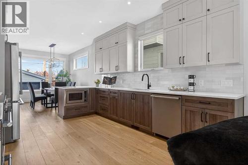 124 26 Avenue Ne, Calgary, AB - Indoor Photo Showing Kitchen With Upgraded Kitchen
