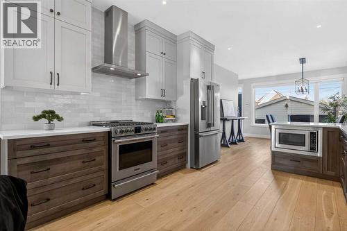 124 26 Avenue Ne, Calgary, AB - Indoor Photo Showing Kitchen With Upgraded Kitchen