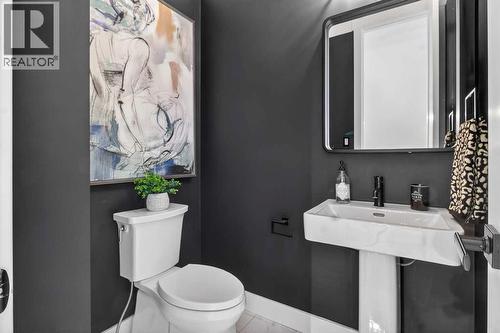 124 26 Avenue Ne, Calgary, AB - Indoor Photo Showing Bathroom