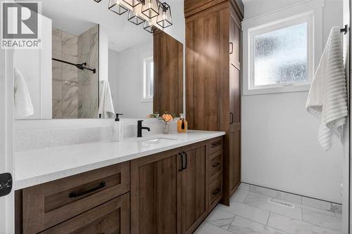 124 26 Avenue Ne, Calgary, AB - Indoor Photo Showing Bathroom