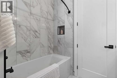 124 26 Avenue Ne, Calgary, AB - Indoor Photo Showing Bathroom