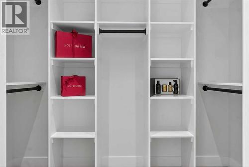 124 26 Avenue Ne, Calgary, AB - Indoor With Storage