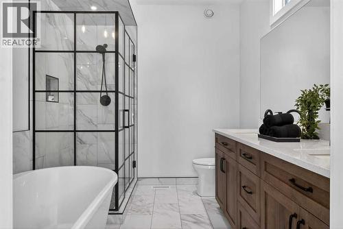 124 26 Avenue Ne, Calgary, AB - Indoor Photo Showing Bathroom