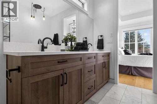 124 26 Avenue Ne, Calgary, AB - Indoor Photo Showing Bathroom