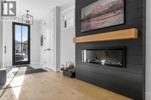 124 26 Avenue Ne, Calgary, AB - Indoor With Fireplace