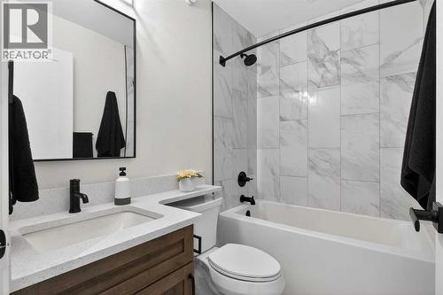 124 26 Avenue Ne, Calgary, AB - Indoor Photo Showing Bathroom