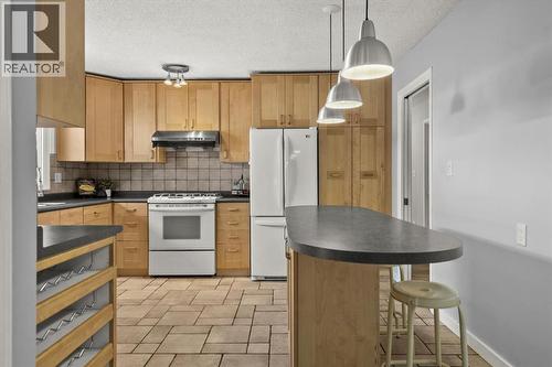 136 Parkglen Crescent Se, Calgary, AB - Indoor Photo Showing Kitchen