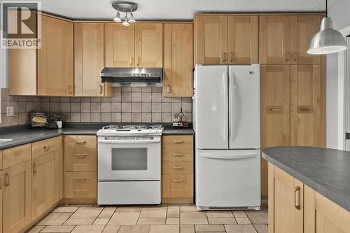 136 Parkglen Crescent Se, Calgary, AB - Indoor Photo Showing Kitchen
