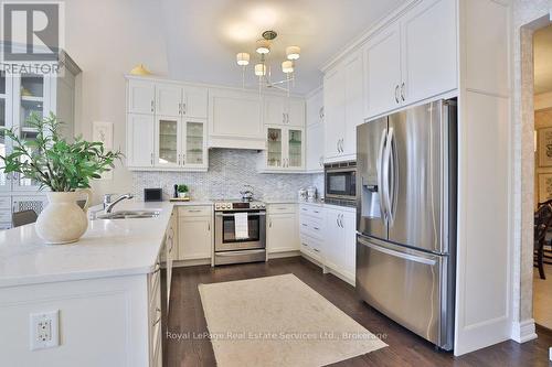 12 - 3353 Liptay Avenue, Oakville (Bc Bronte Creek), ON - Indoor Photo Showing Kitchen With Upgraded Kitchen