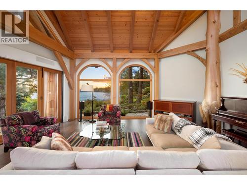 5871 Sunshine Coast Highway, Sechelt, BC - Indoor Photo Showing Living Room