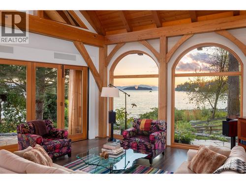 5871 Sunshine Coast Highway, Sechelt, BC - Indoor Photo Showing Living Room