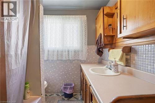 121 Gibson Avenue, Hamilton, ON - Indoor Photo Showing Bathroom