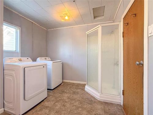 852 5Th Street, Brandon, MB - Indoor Photo Showing Laundry Room
