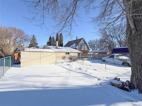852 5Th Street, Brandon, MB - Outdoor
