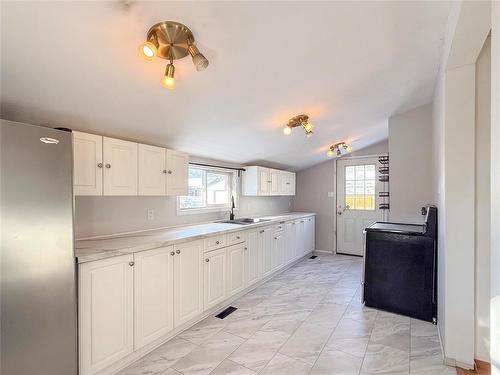 852 5Th Street, Brandon, MB - Indoor Photo Showing Kitchen