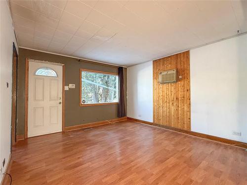 852 5Th Street, Brandon, MB - Indoor Photo Showing Other Room