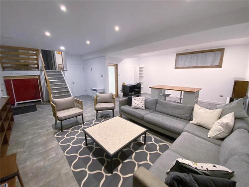 121 Aldershot Boulevard, Winnipeg, MB - Indoor Photo Showing Living Room