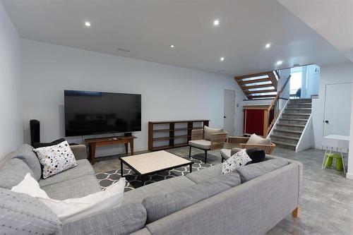 121 Aldershot Boulevard, Winnipeg, MB - Indoor Photo Showing Living Room