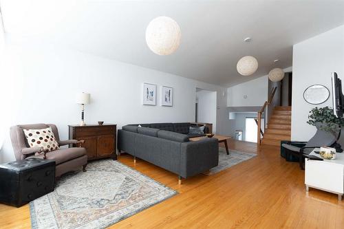 121 Aldershot Boulevard, Winnipeg, MB - Indoor Photo Showing Living Room