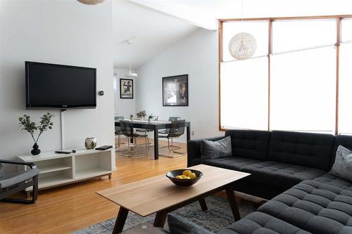 121 Aldershot Boulevard, Winnipeg, MB - Indoor Photo Showing Living Room