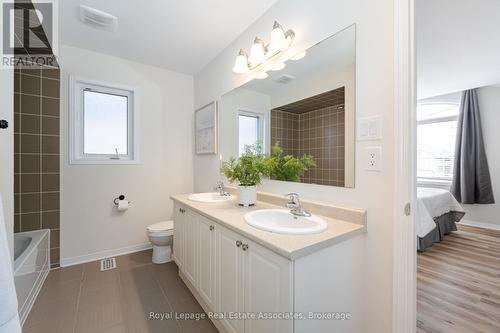 39 Wildflower Lane, Halton Hills, ON - Indoor Photo Showing Bathroom