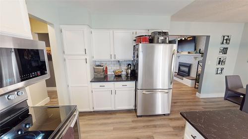 304 30Th Avenue, Cranbrook, BC - Indoor Photo Showing Kitchen