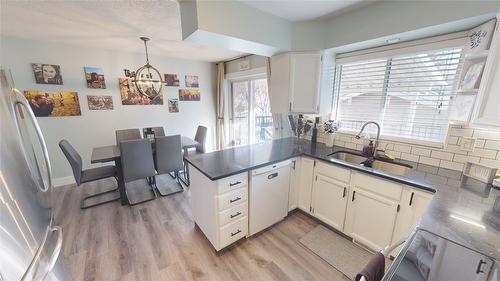 304 30Th Avenue, Cranbrook, BC - Indoor Photo Showing Kitchen With Double Sink