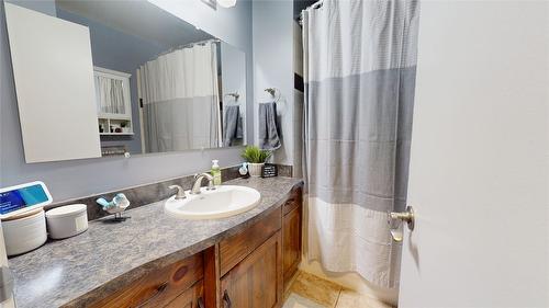 304 30Th Avenue, Cranbrook, BC - Indoor Photo Showing Bathroom