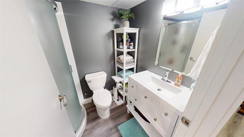 304 30Th Avenue, Cranbrook, BC - Indoor Photo Showing Bathroom